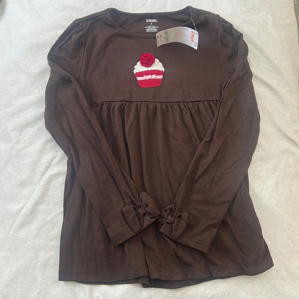 NWT Gymboree long sleeved shirt w/ flowered cupcake in front and bows in sleeves
